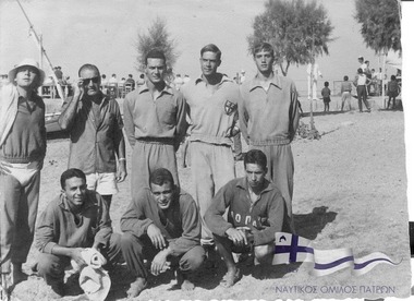 NOΠ: Αρχείο ΝΟΠ. Βίγκο Τσβιέτκοβιτς με κολυμβητές/ πολίστες του ΝΟΠ το 1961-2. Αποστολή πιθανόν στην Ιτέα.