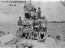Κολυμβητές του ΝΟΠ στη άκρη του κυματοθραύστη απέναντι από τη βάση του ΝΟΠ. Διακρίνεται στη δεύτερη ...