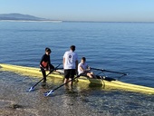 Κωπηλασία: Στιγμιότυπα από τα μαθήματα κωπηλασίας το πρωί του Σαββάτου έξω από τις εγκαταστάσεις του ΝΟΠ