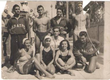 ΝΟΠ: Ιστορία.  «Ωραίοι ως Ελληνες». Πανελλήνιοι Αγώνες στο Εθνικό Κολυμβητήριο του Ζαππείου 1952 -1953(?)