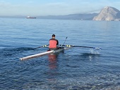 Κωπηλασία: Στιγμιότυπα από τα μαθήματα κωπηλασίας το πρωί του Σαββάτου έξω από τις εγκαταστάσεις του ΝΟΠ
