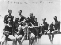 Ομάδα κολυμβητών στη βάση του ΝΟΠ, την δεύτετη χρονιά λειτουργίας του Ομίλου, το 1930
