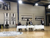 Παράδοση πανό στον Απόλλωνα στην μνήμη του Νίκου Καλογερόπουλου.