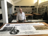Παράδοση πανό στον Απόλλωνα στην μνήμη του Νίκου Καλογερόπουλου.