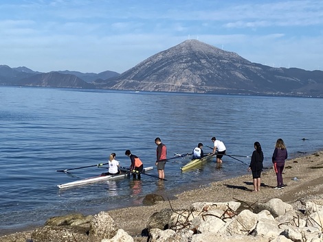 Κωπηλασία: Στιγμιότυπα από τα μαθήματα κωπηλασίας το πρωί του Σαββάτου έξω από τις εγκαταστάσεις του ΝΟΠ
