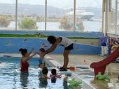 Baby swimming.  Μαμά / Μπαμπάς και Μωρό μαζί στο νερό!
