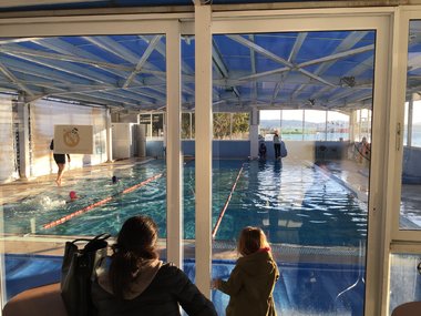 ΝΟΠ: Σχολές εκμάθησης Κολύμβησης Αγνοώντας το εξωτερικό κρύο, τα μαθήματα συνεχίζονται καθημερινά  Το σημαντικότερο δώρο της χρονιάς προς τα παιδιά
