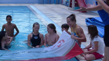NOΠ: Ενημέρωση. Για ακόμα μία χρονιά ολοκληρώθηκε με επιτυχία η συνεργασία με το Οργανισμό Special Olympics Hellas και η υλοποίηση του προγράμματος “Γνωριμία με την κολύμβηση» στην πισίνα εκμάθησης του Ομίλου. Η πρωταθλήτρια κολύμβησης Νόρα Δράκου ήταν στην παρέα μας